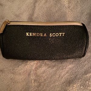 Black and gold round Kendra Scott makeup bag or jewelry bag